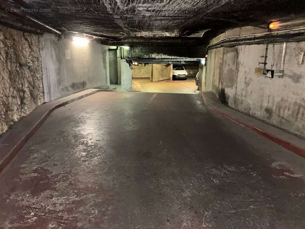 Parking à PARIS-9E