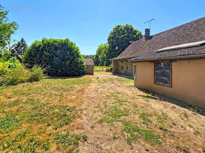 Maison en pierre rénovée avec dépendances –  Terrain de 2 200 m² - photo 22