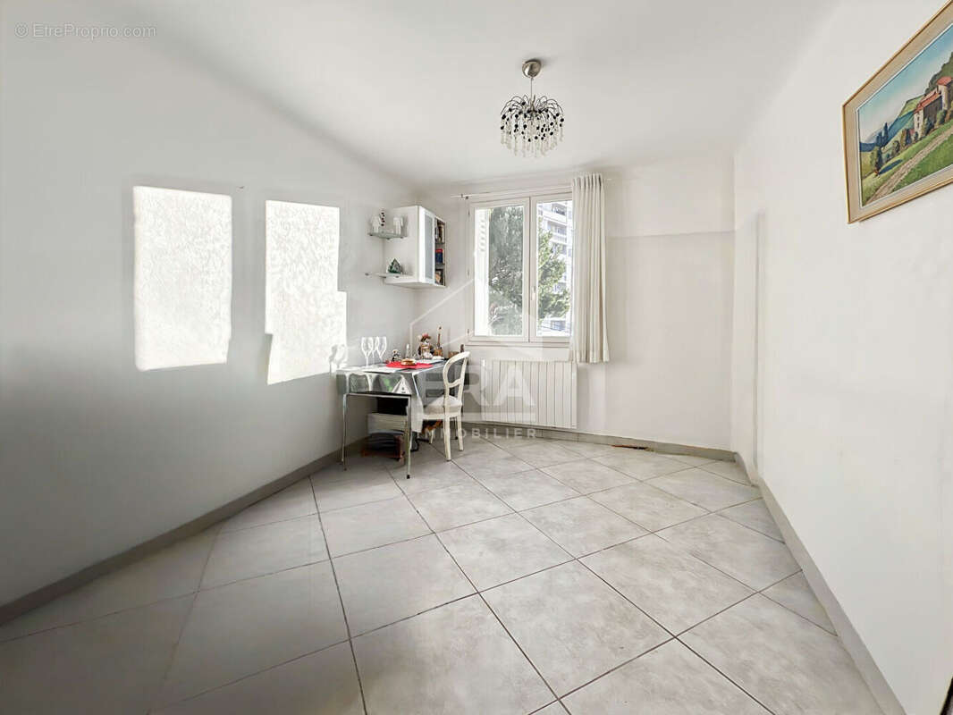Appartement à MARSEILLE-4E