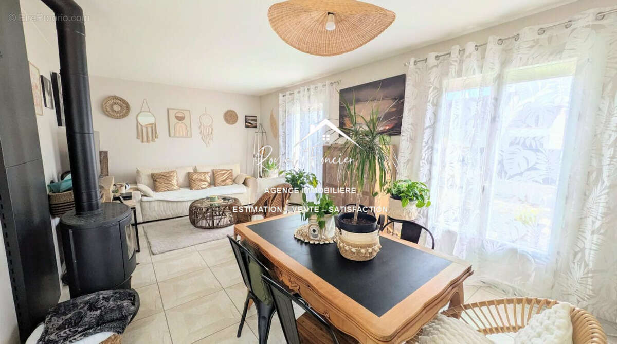 Séjour avec poêle à bois - Maison à DESCARTES