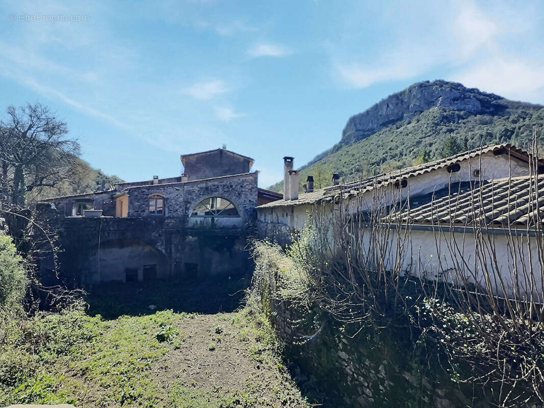 Magnifique Moulin du XVIIIe 1,6 Hectare de Sérénité avec Cours d'Eau - photo 13