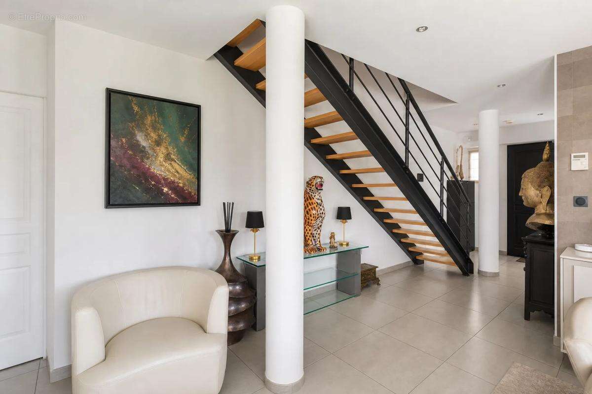 Maison familiale de 176m² – Matériaux de qualité, aucun travaux, cadre très paisible - photo 11