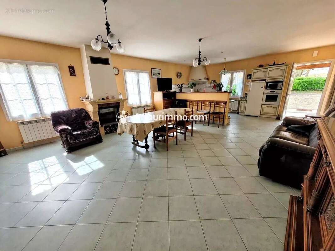 Maison à SAINT-JEAN-D'ANGELY