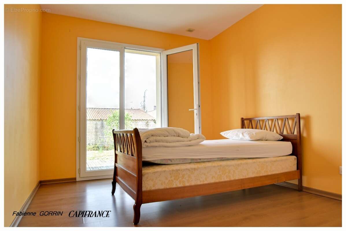 Maison à vendre 5 pièces  (17) Plain pied, trois chambres, terrain clos, panneaux photovoltaïques, Abris de jardin et abris à vé - photo 8