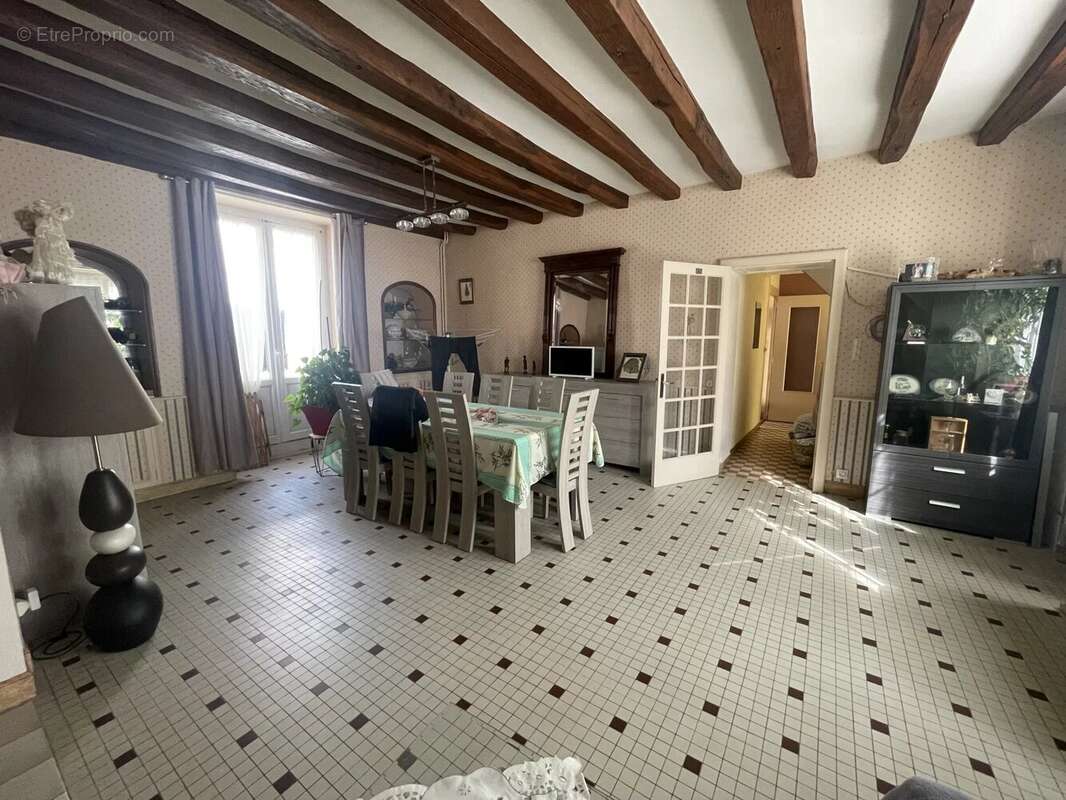 Maison à MONTS-SUR-GUESNES