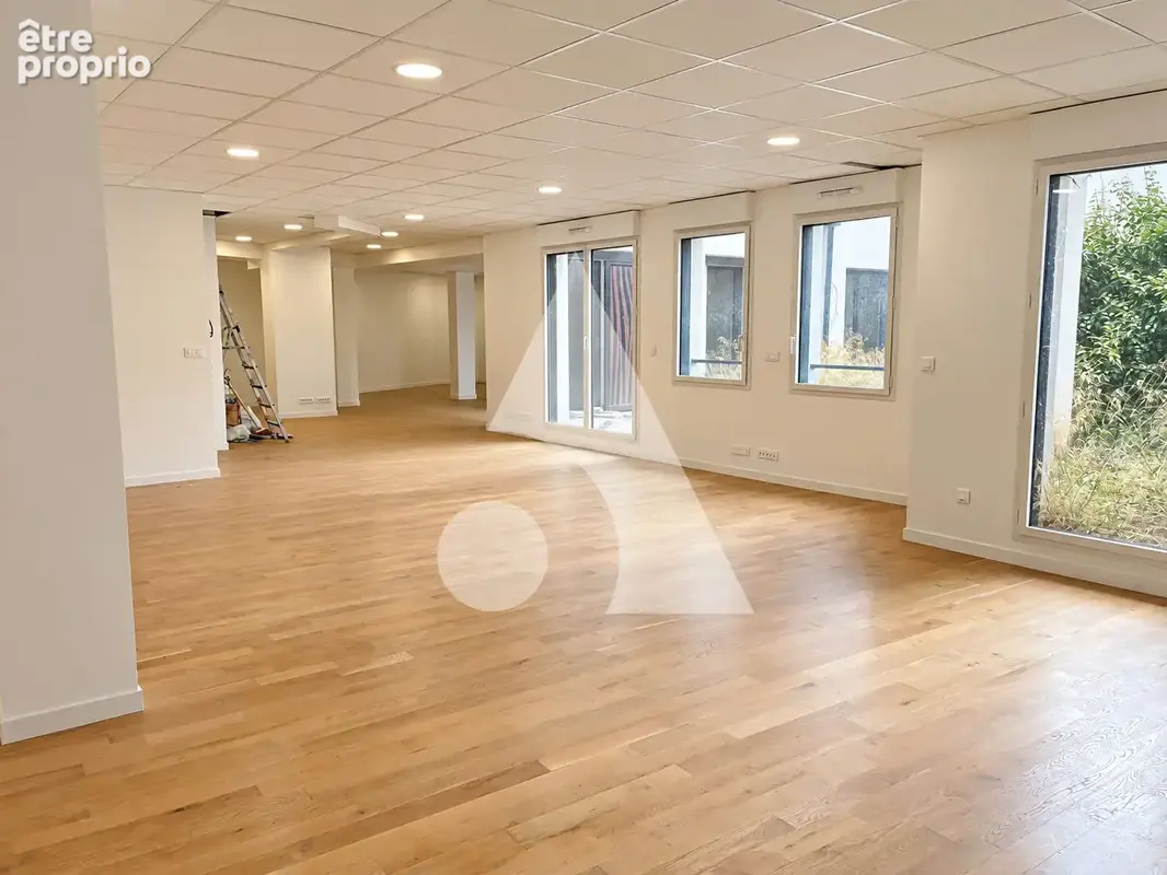 Local d'activité 166 m² avec jardin privatif de 60 m² - photo 2
