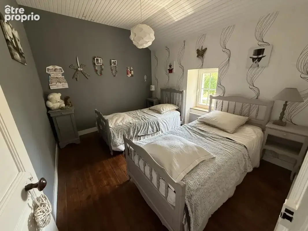 A proximité de Ruffec, magnifique maison en pierre de caractère offrant cinq chambres avec jardin, piscine et dépendances - photo 13
