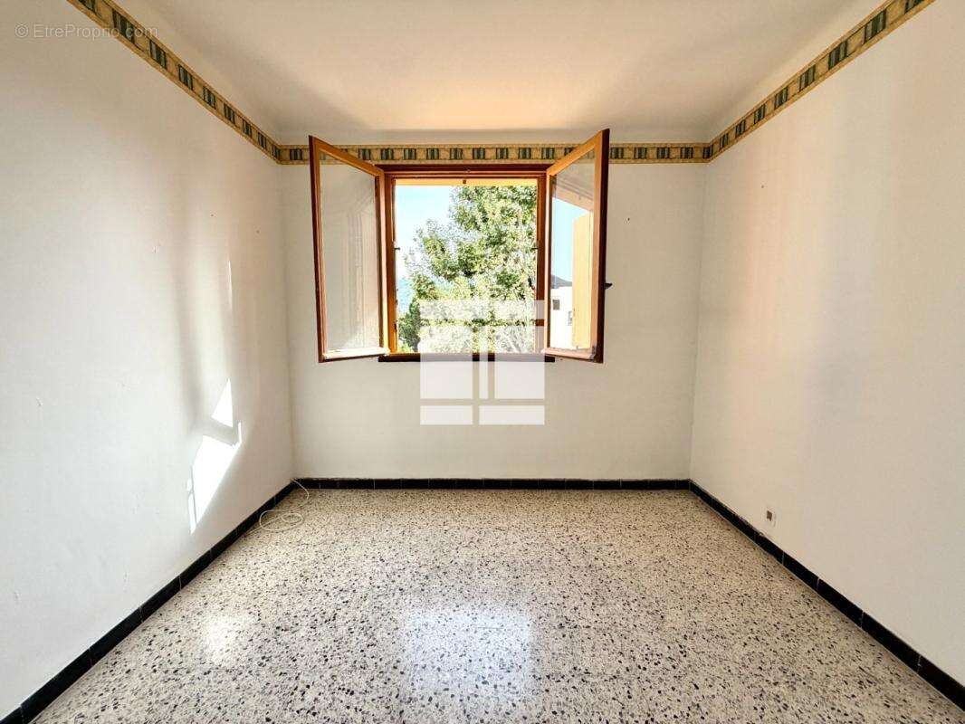 Appartement T4 de 86 m² à vendre – Centre de Calvi - photo 11
