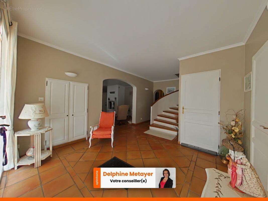 Lorgues (83510) – Elégance Provençale, Vue Panoramique & Piscine - photo 5