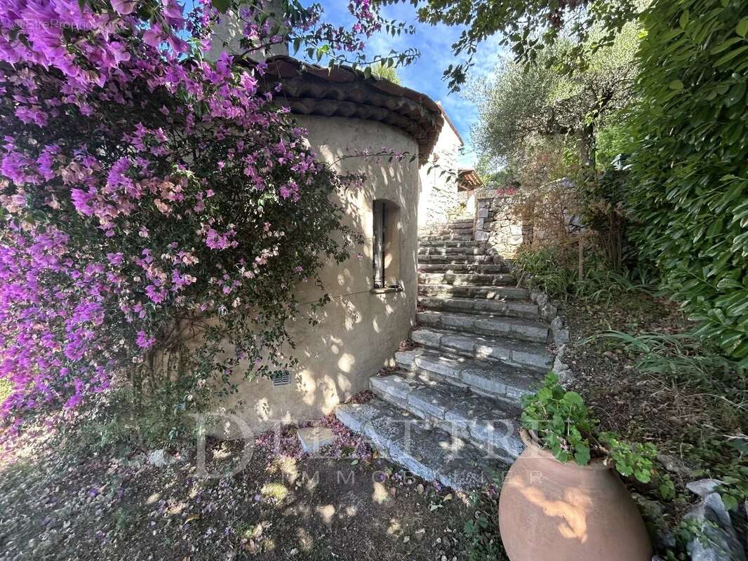 Maison à CHATEAUNEUF-GRASSE