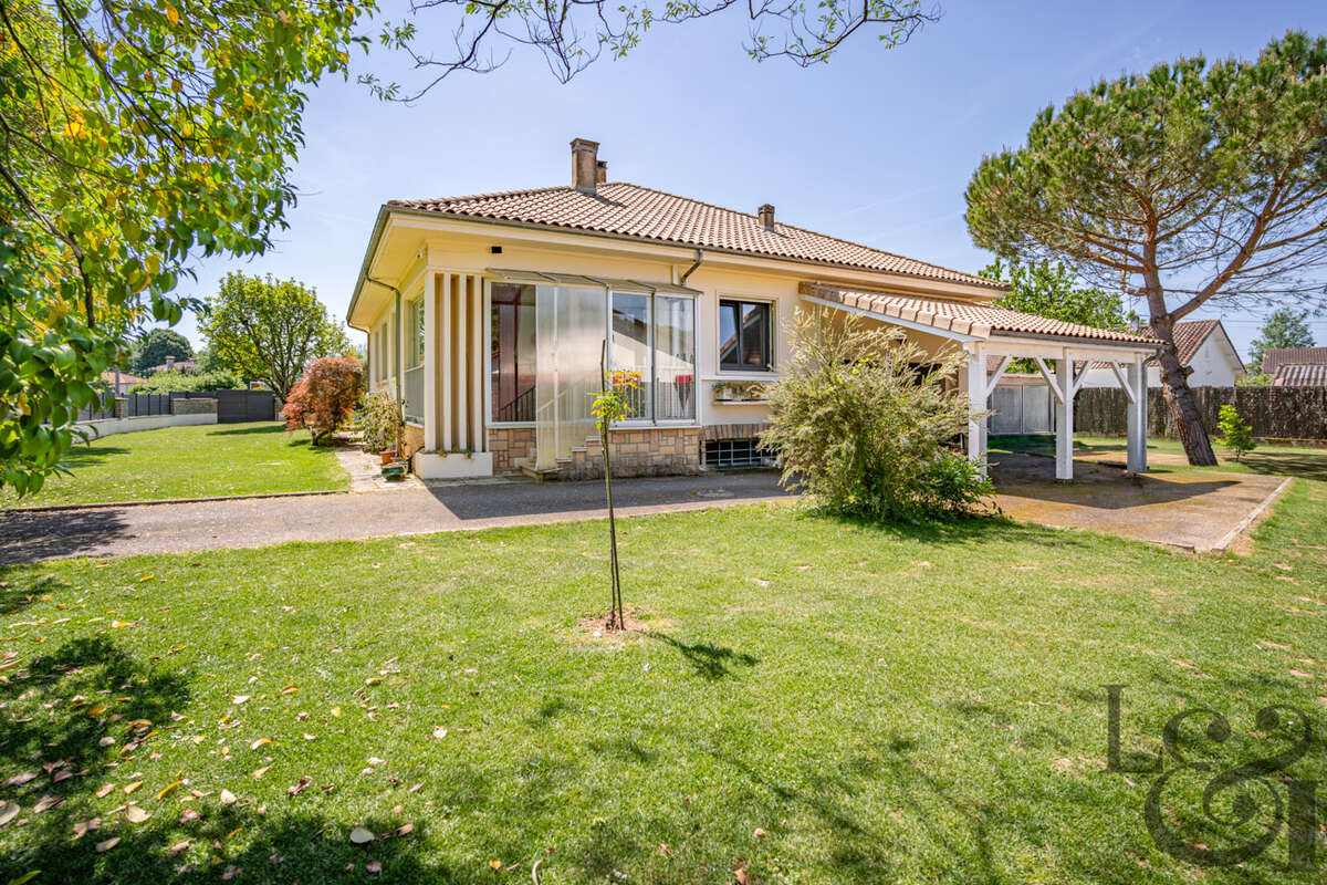A vendre secteur Casseneuil belle villa de caractère de 7 pièces, avec piscine. - photo 3
