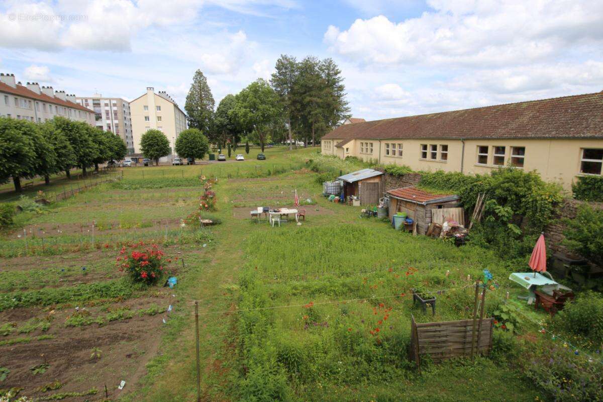 Ensemble de trois immeubles avec jardin et garages - photo 12