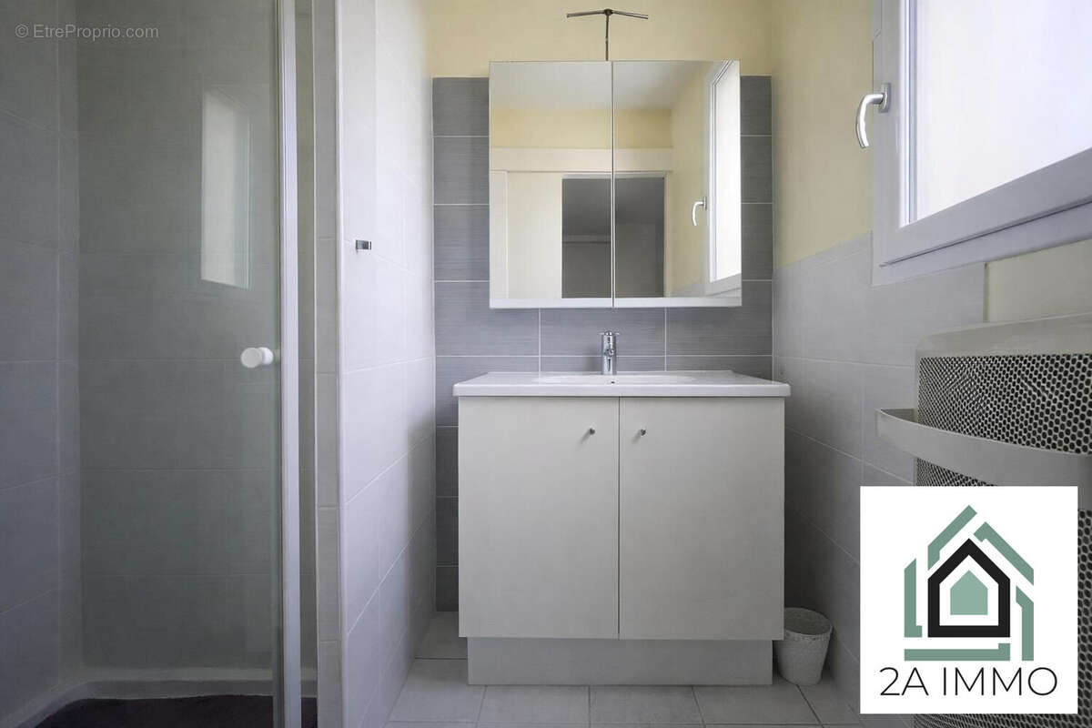 SALLE D'EAU - Maison à VARENNES-SUR-MORGE