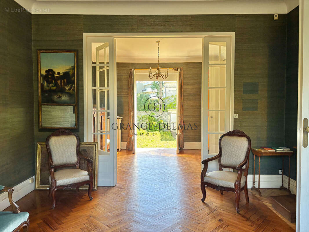 Maison pierre en retrait de rue avec jardin et garage - CAUDERAN GOLF BORDELAIS - photo 3