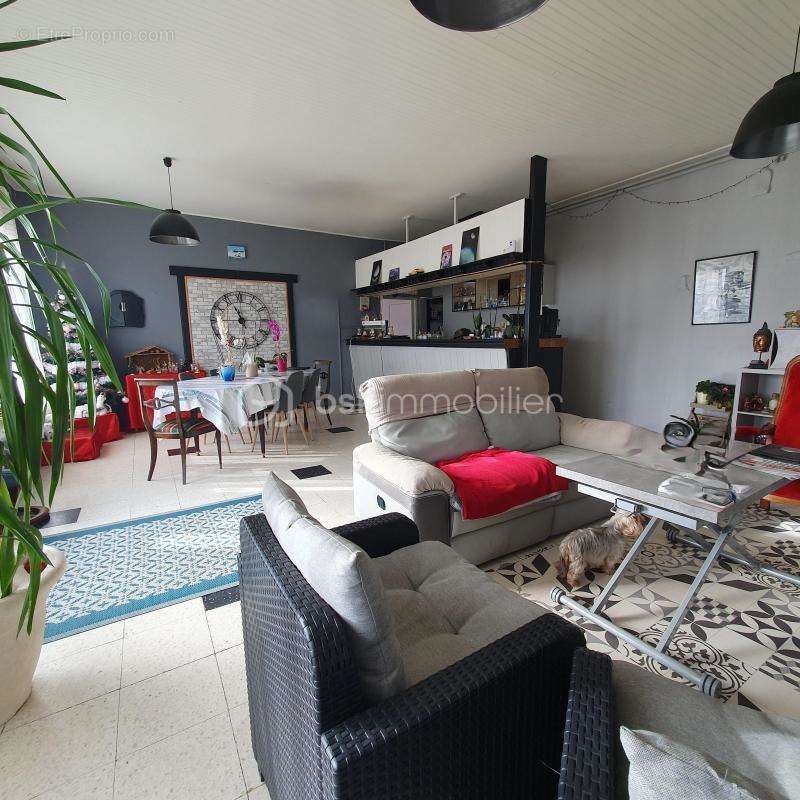 Maison à MAIRE-LEVESCAULT