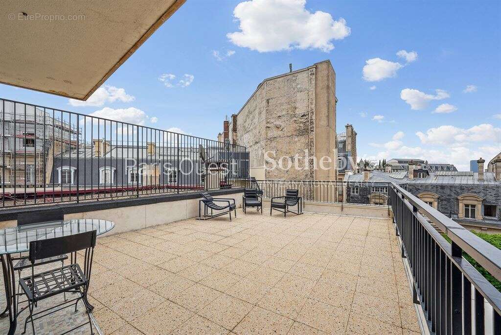 Appartement à PARIS-16E