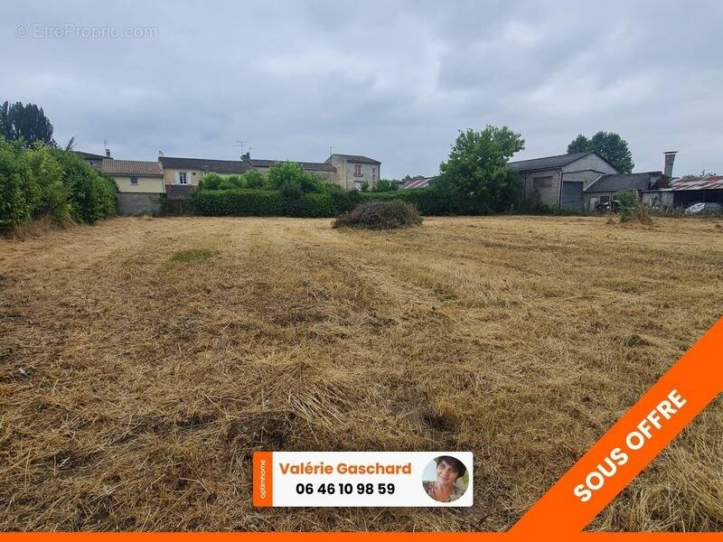 Terrain à SAINT-MEDARD-DE-GUIZIERES