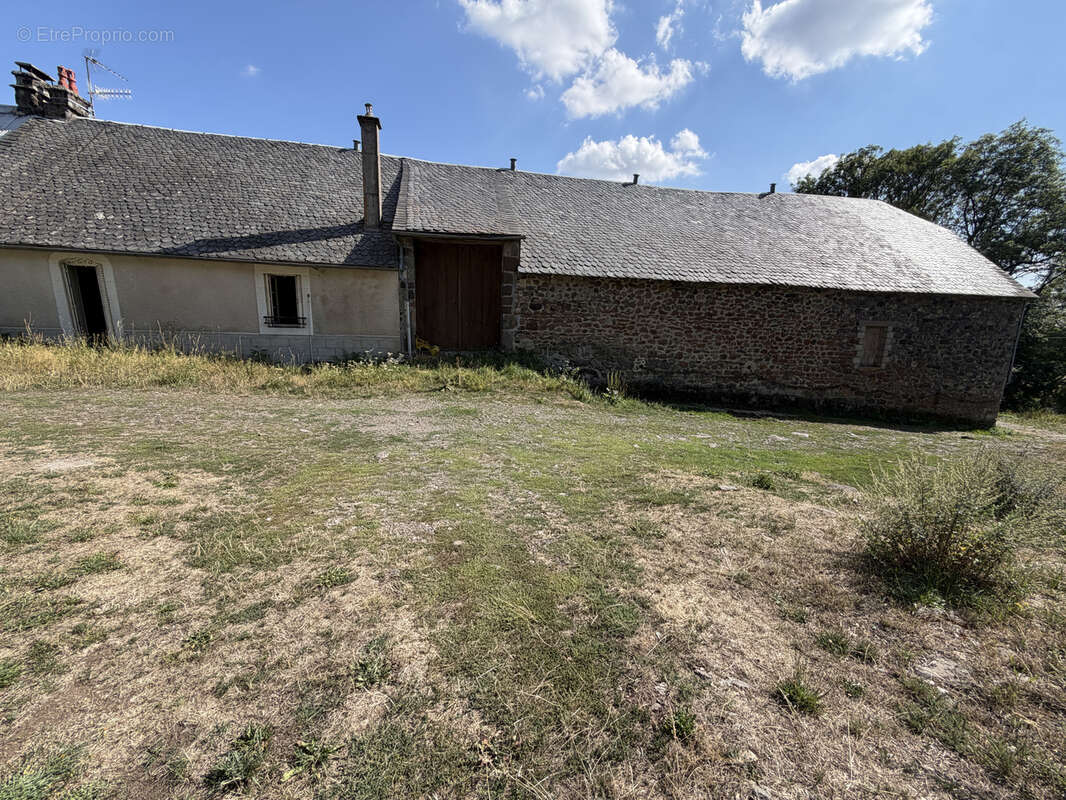 Saint-Saturnin   Jolie maison avec garages, grange et écurie sur des terrains de 1 623 m2 - photo 9