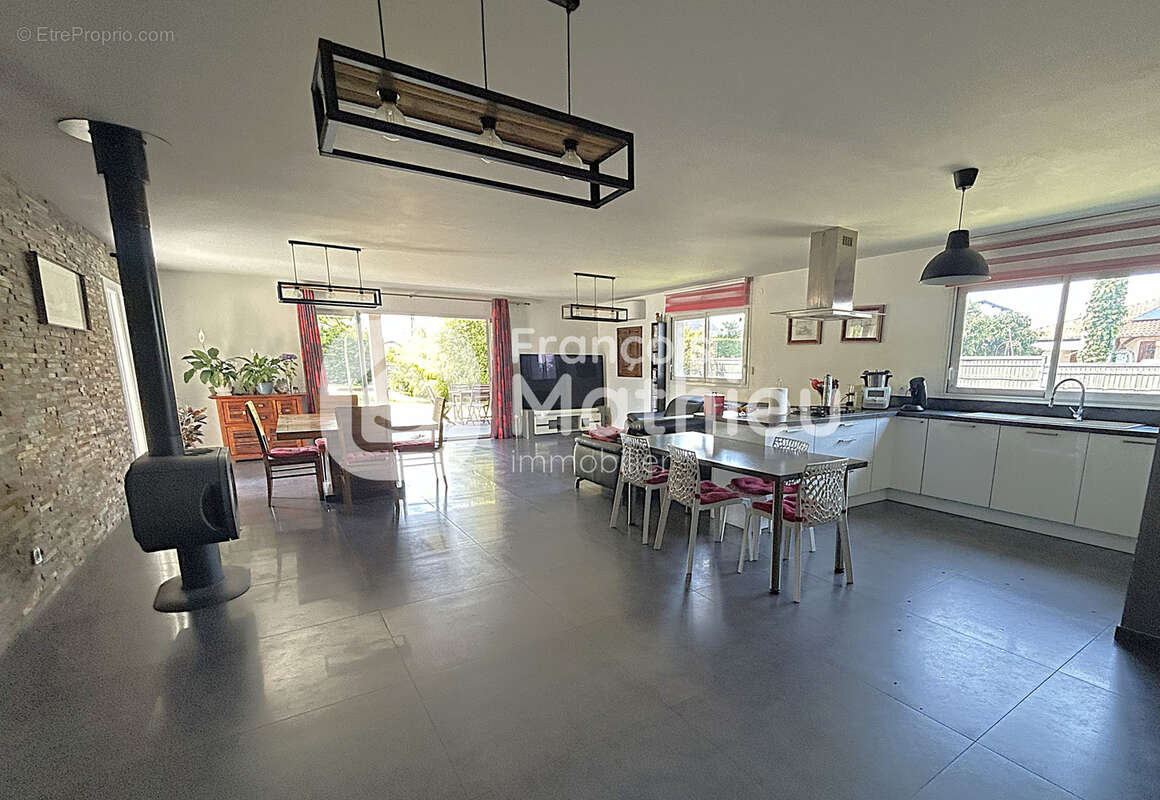 Relevant - Maison T5 avec piscine, garage, dépendance et terrain d'environ 1031m2. - photo 6