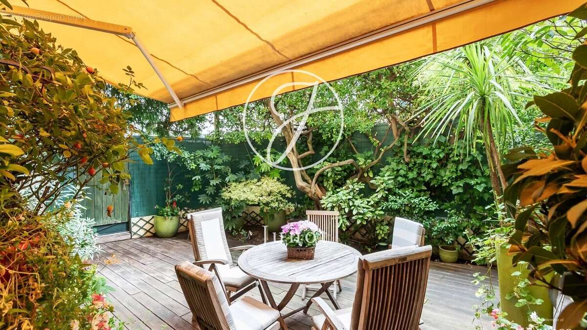 Appartement à PARIS-16E
