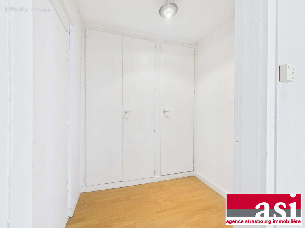 Entrée avec placards.  - Appartement à STRASBOURG