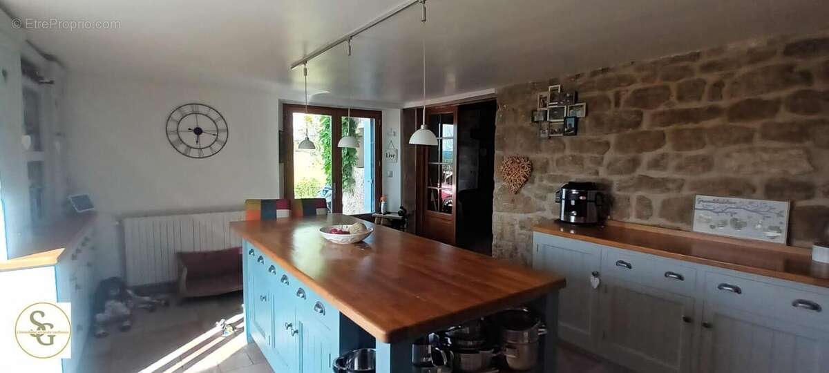   - Maison à CASTELNAU-DE-MONTMIRAL