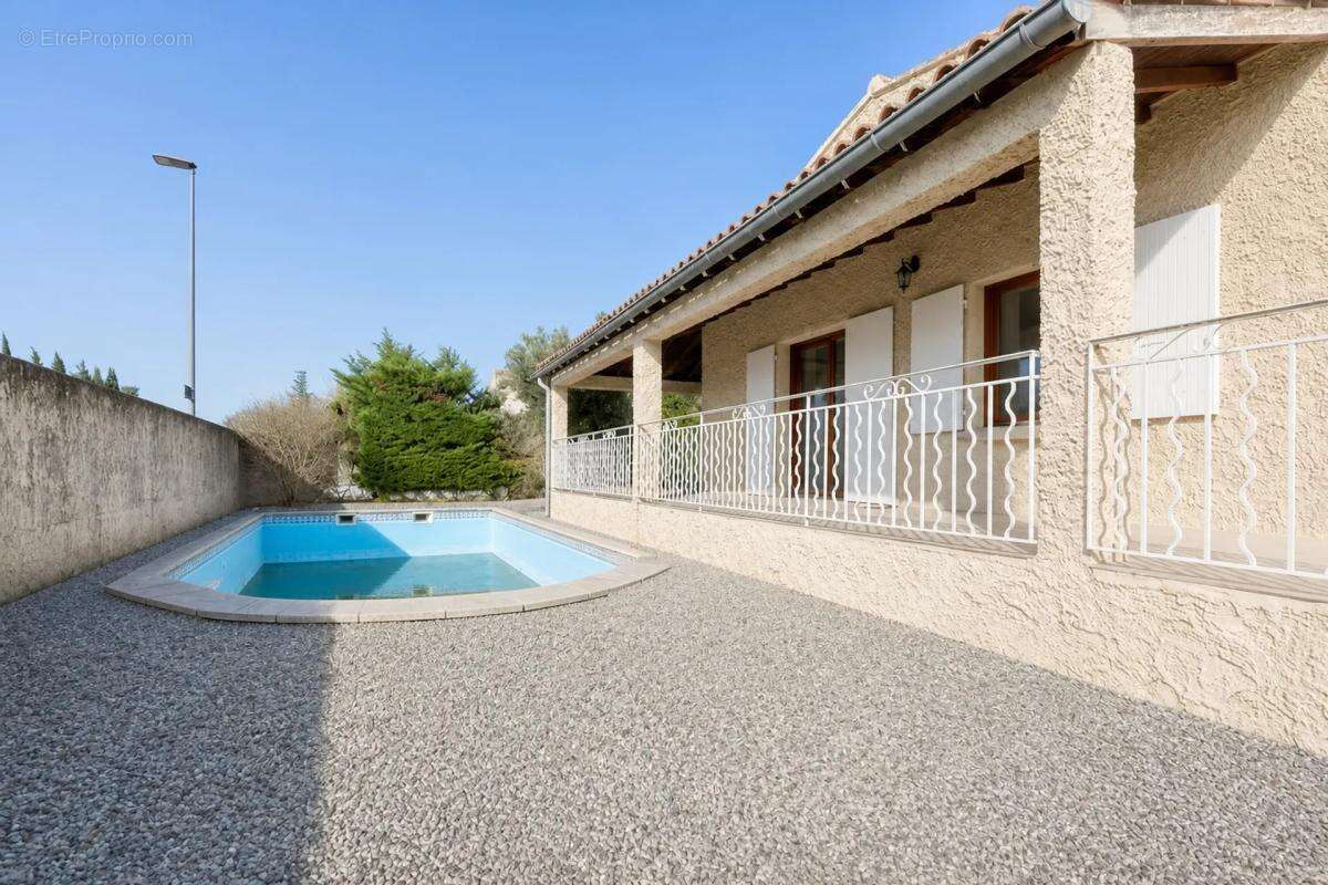 Maison à ENTRAIGUES-SUR-LA-SORGUE