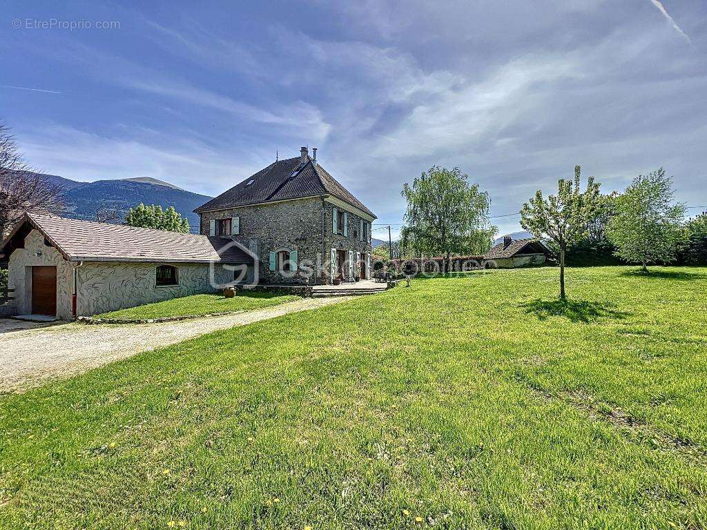 Maison à SAINT-MARTIN-DE-LA-CLUZE