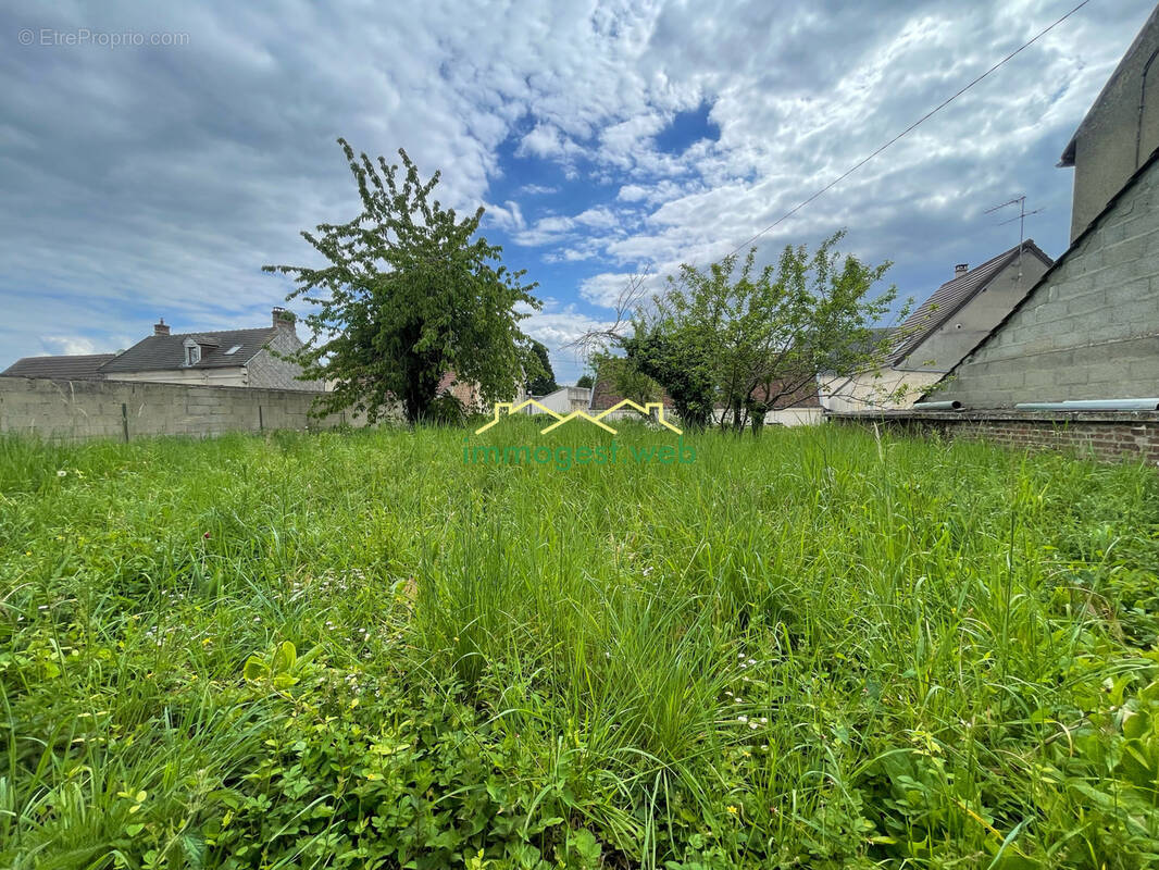 Terrain à NEUILLY-EN-THELLE