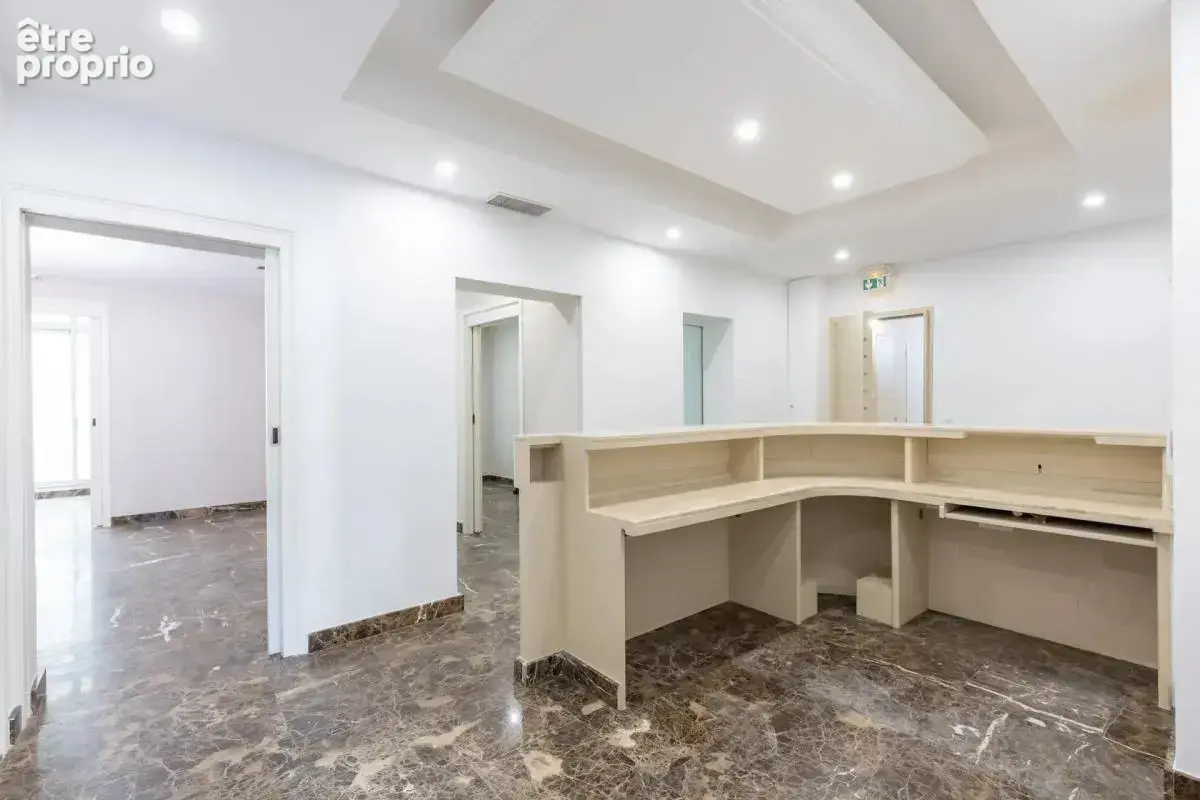 Appartement ensemble de bureaux 6 pièces de 152 m² à Avignon - photo 7