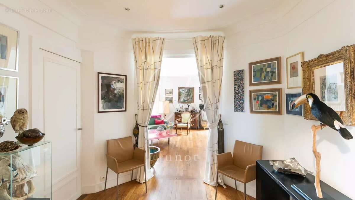 Appartement à PARIS-16E