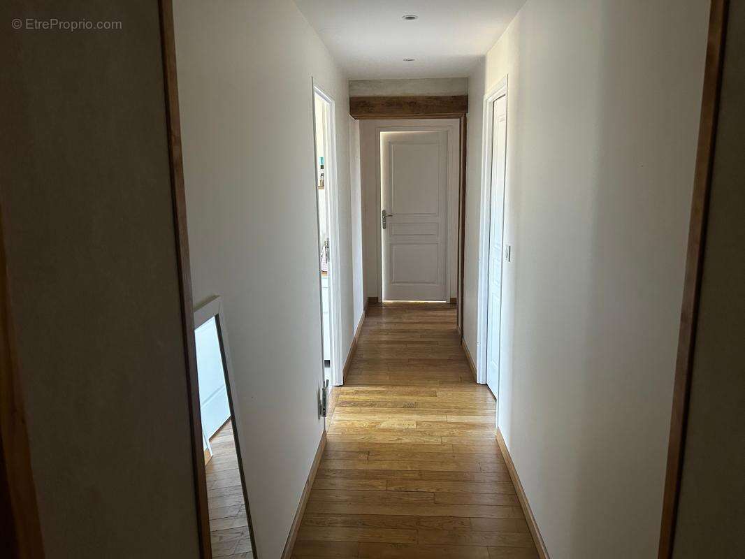 Magnifique corps de ferme en pisé rénové de 224 m² habitables sur 2 153 m² de terrain - photo 12