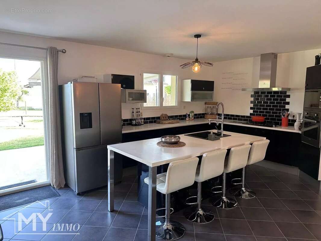 LE FLEIX : Maison de 2011 avec double garage et jardin - photo 8