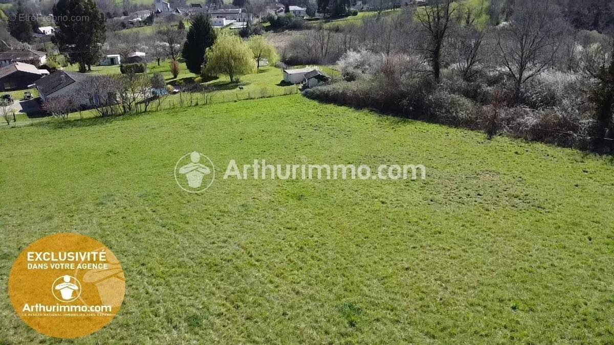 Terrain à NEUVIC