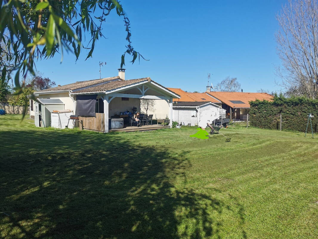 Maison à SAINT-YZAN-DE-SOUDIAC