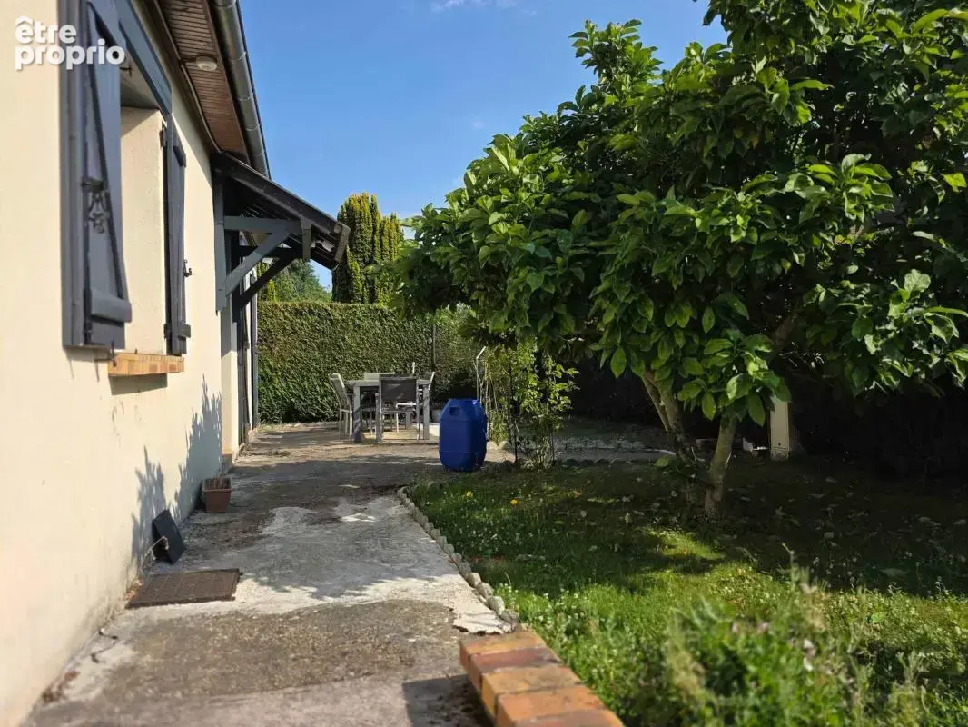 Maison 130 m² à La Riviere-Saint-Sauveur  - photo 2
