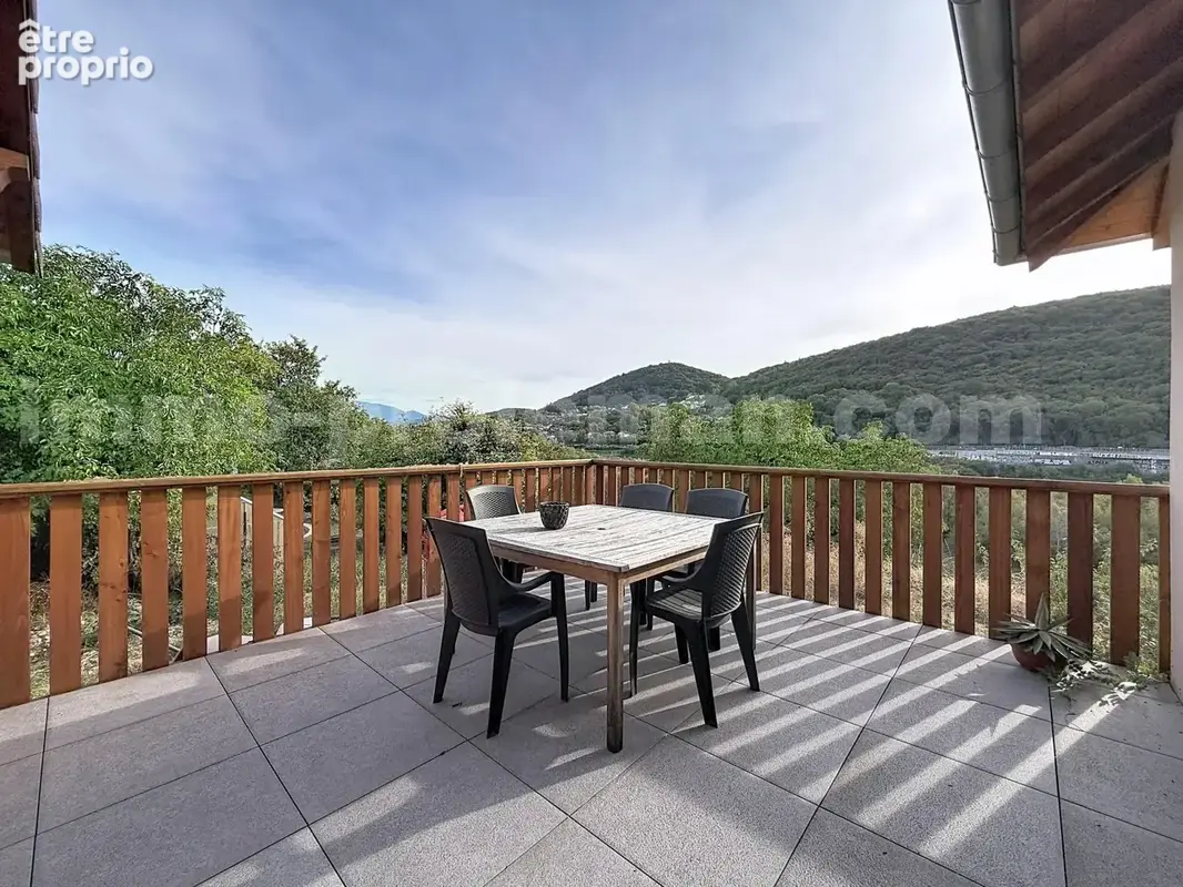 Appartement_T4_Annemasse_belle_superficie_proximitée_frontière_Suisse_tram_Ceva_direction_GENEVE_Frontaliers_Cuisine_Séjour_Chambre_1_Chambre_2_Salle_de_bains_Terrasse_