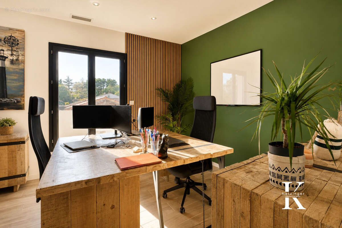 Bureau moderne en bois et plantes - Maison à VILLENEUVE-LES-MAGUELONE