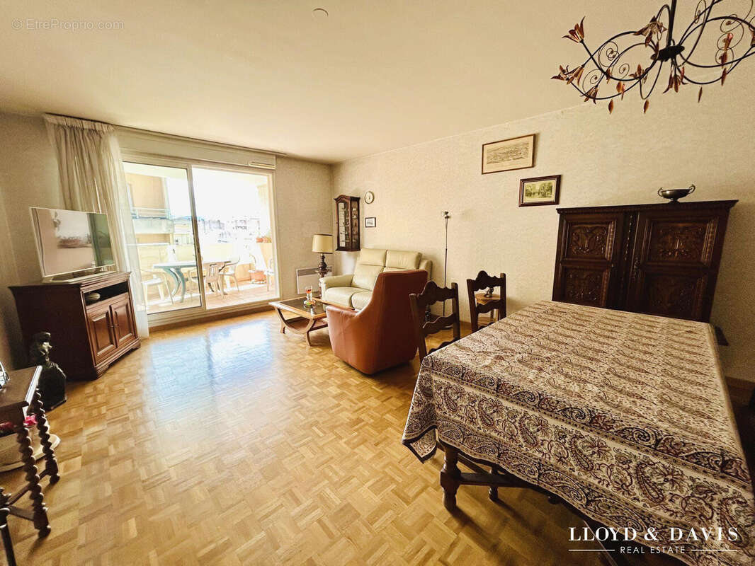 SEJOUR  - Appartement à MARSEILLE-5E