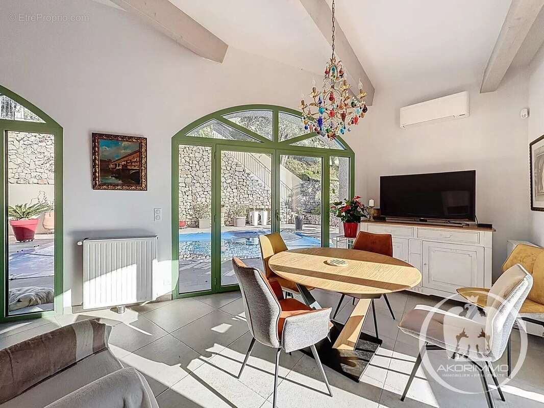 Maison à CASTAGNIERS