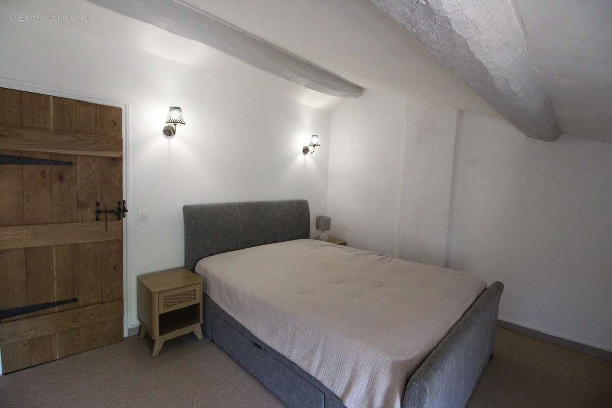 Charmante propriété de caractère comprenant trois chambres, une grange et une piscine chauffée - photo 10
