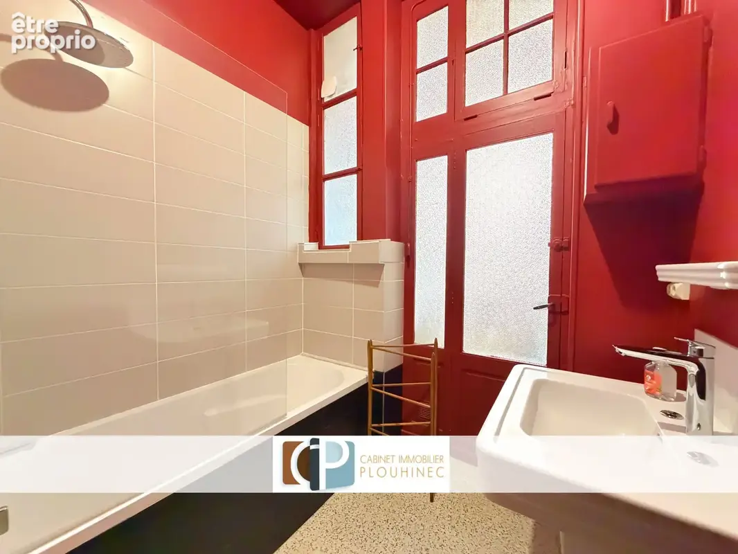 Charme & élégance pour ce bel appartement rénové avec garage. - photo 14
