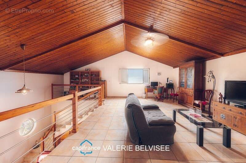Villa familiale f5 avec piscine, vue dégagée et superbes volumes – saint-louis - photo 11