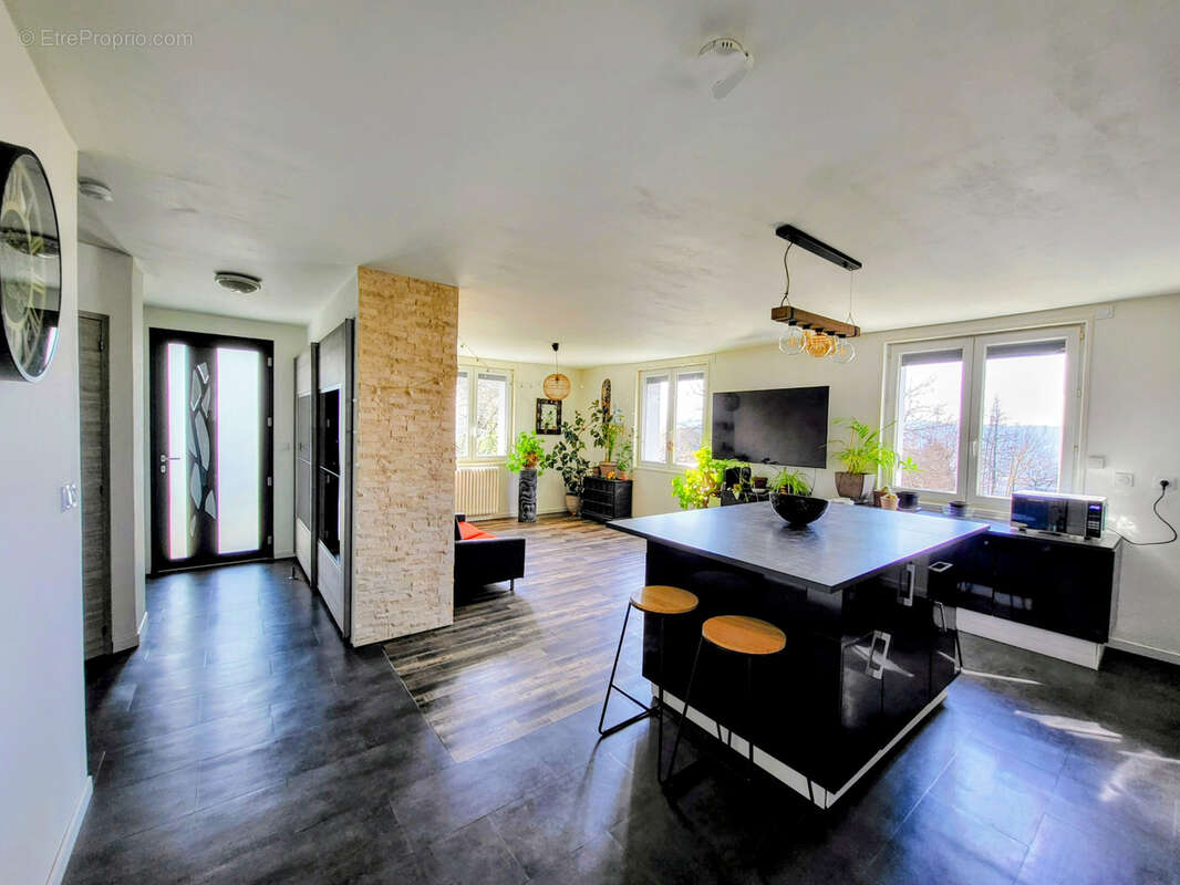 Maison familiale rénovée avec terrain arboré dans un secteur recherché de Polignac - photo 12