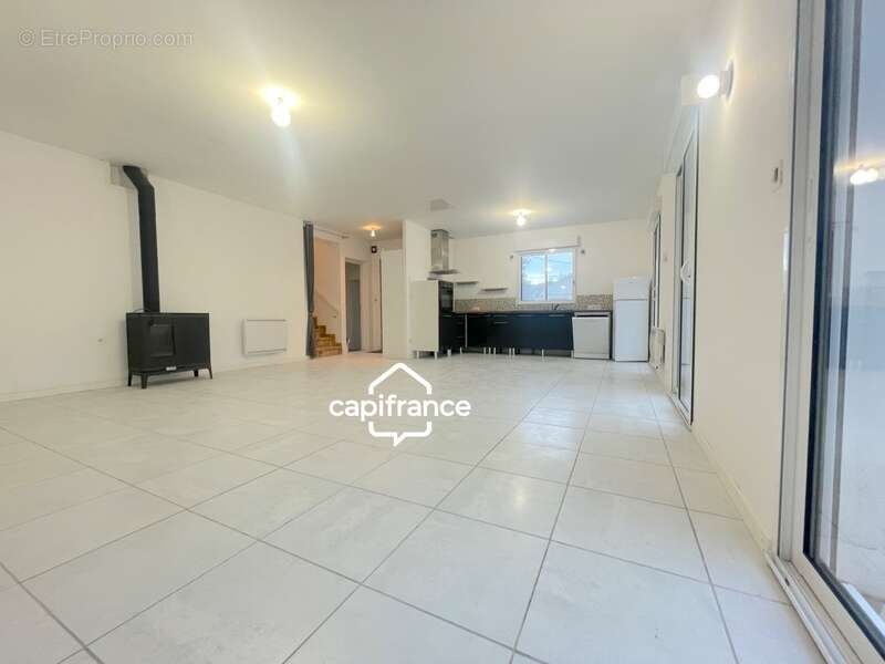 Maison familiale de 152 m2 avec piscine, garage et espace indépendant à deux pas de l'océan ! - photo 3