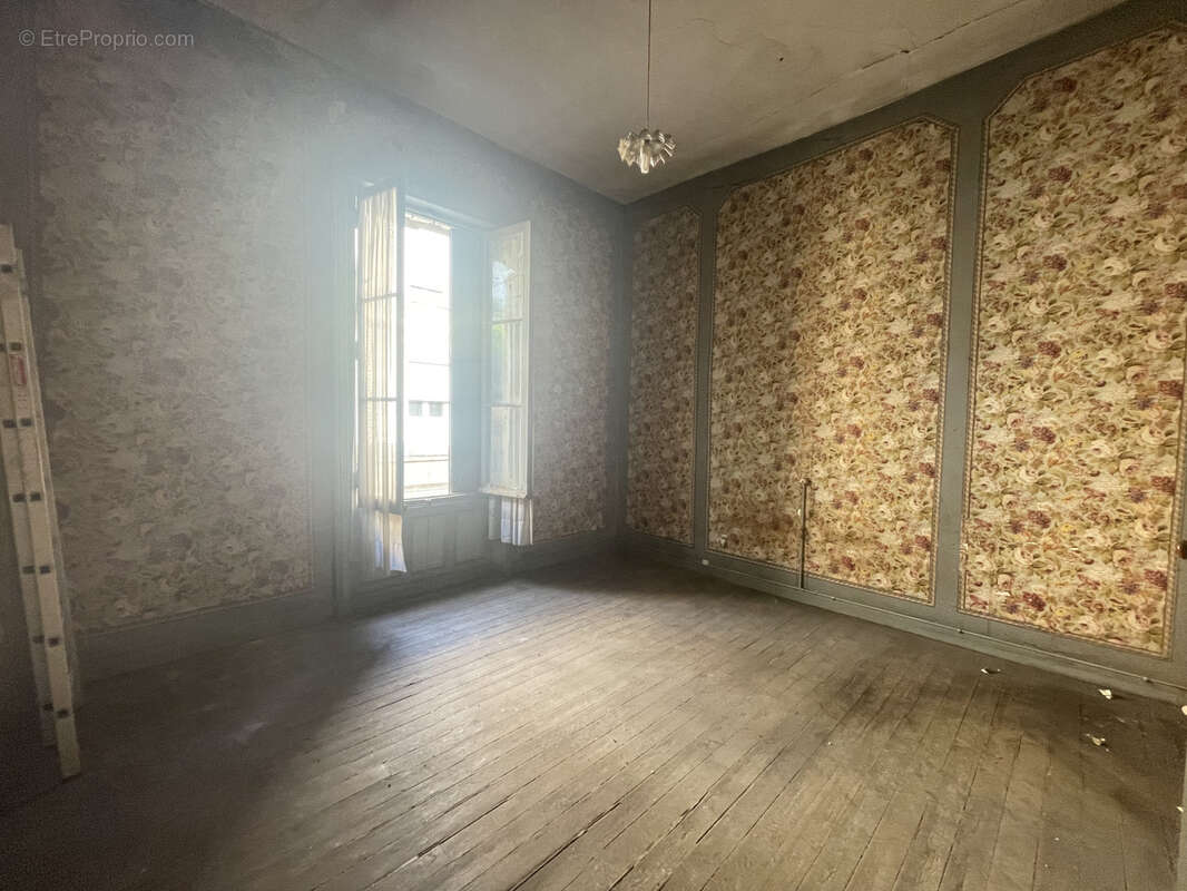 Vaste maison en pierre 300 m2 environ à rénover centre bourg - photo 7