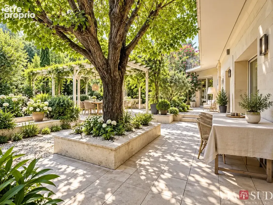 Béziers  Maison de maître de 307 m² avec piscine intérieure, garage et terrasses arborées. - photo 6