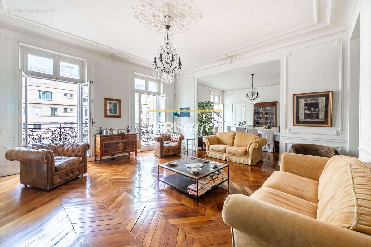 Appartement à PARIS-8E