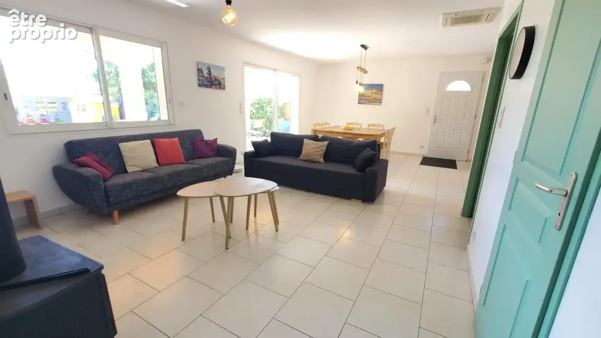 – Maison récente À Vendre avec piscine, photovoltaïque et terrain plat de 1 040 m² - photo 7