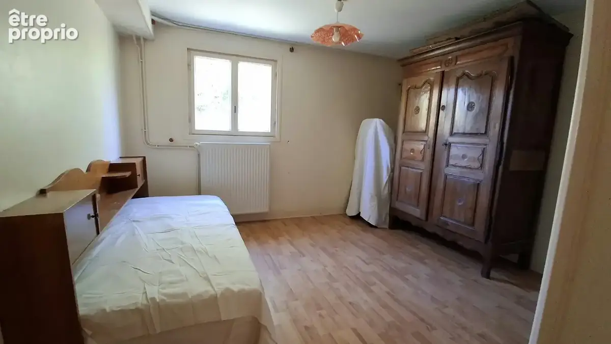 Située à proximité des commodités, maison en rez de chaussée surélevée de 133 m2 habitables sur beau terrain d - photo 12